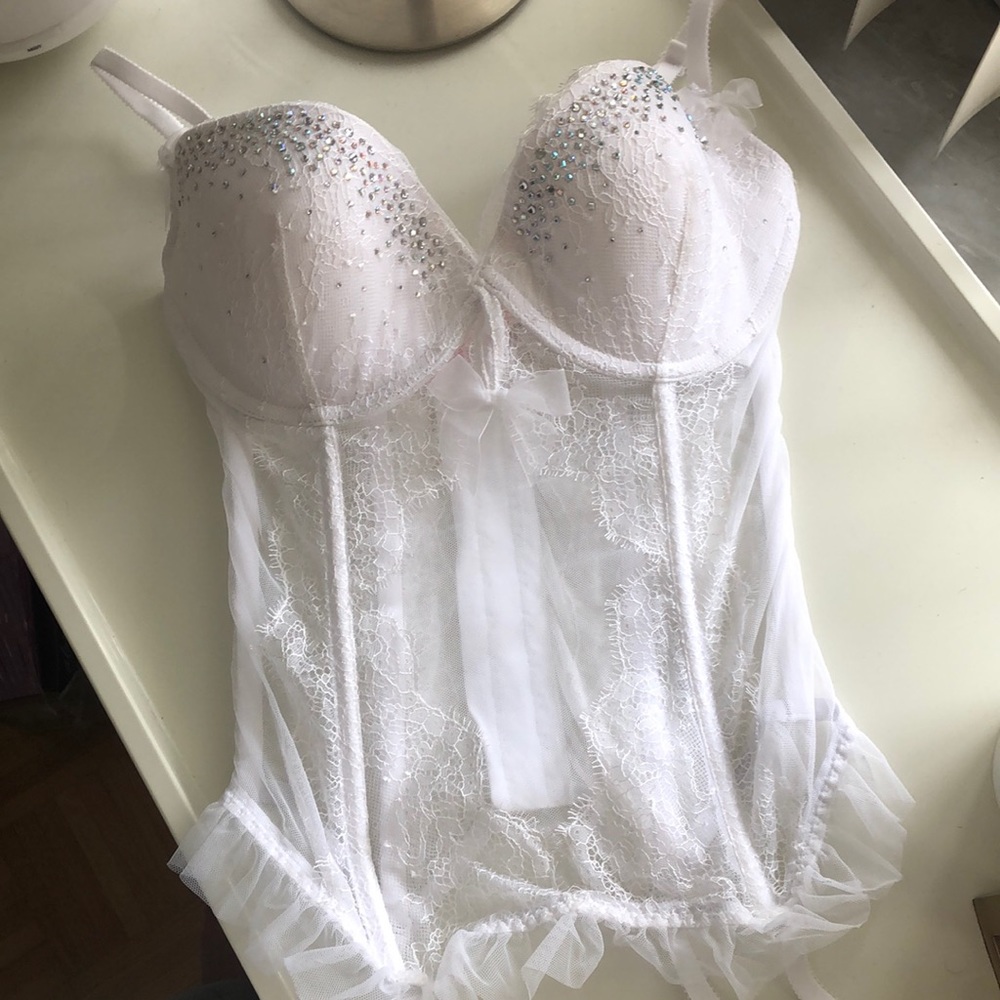 Victoria’s Secret white lace corset 💋